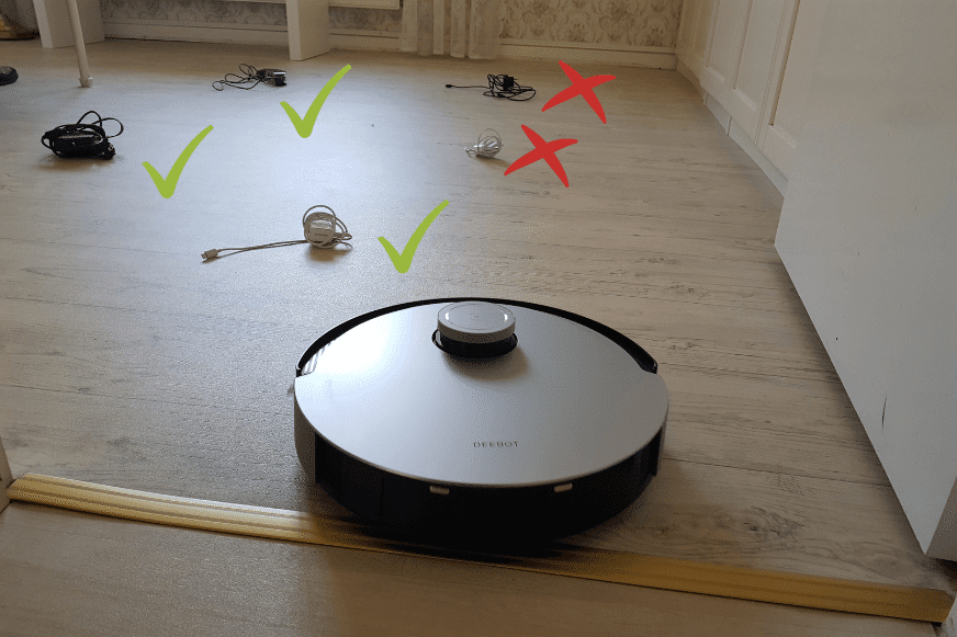 Ecovacs Deebot X1 Turbo beim Objekterkennungstest von zusammengerollten Kabeln